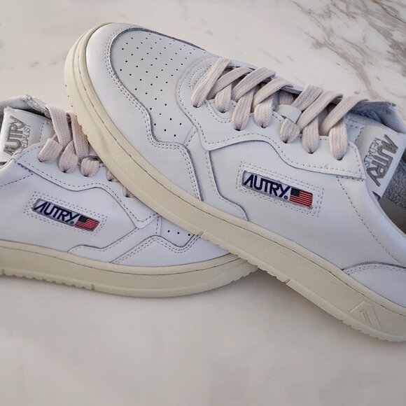 Autry Medalist Low Men's Sneakers LL15 โ Retro Style Meets Modern Comfort! - Picture 2 of 11